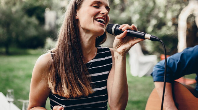 Sofia Stark als Sängerin: Bei Events Musik zu machen, ist ein Standbein von ihr. FOTO: ROEDEL