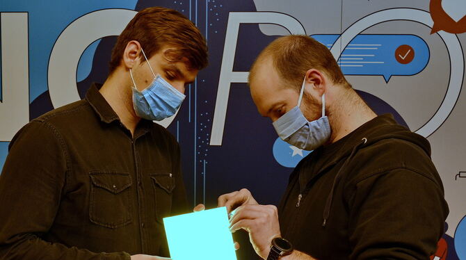 Es werde Licht: Dennis Kitzmann (links) und Adrian Schickler am leuchtenden Objekt.  FOTO: NIETHAMMER