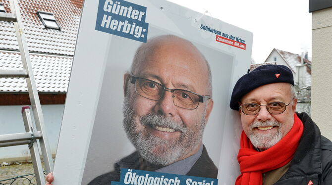 Selbst ist der Mann: Die Wahlplakate in seinem Heimatort Pliezhausen hat Günter Herbig selbst aufgehängt. FOTO: NIETHAMMER