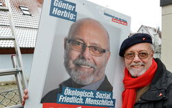 Selbst ist der Mann: Die Wahlplakate in seinem Heimatort Pliezhausen hat Günter Herbig selbst aufgehängt. FOTO: NIETHAMMER