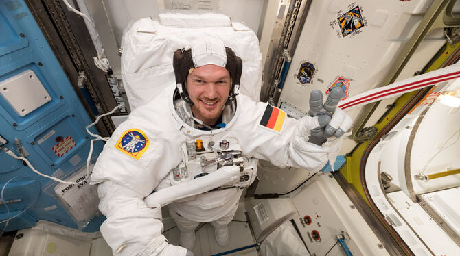Alexander Gerst bereitet sich 2018 auf der ISS auf einen Ausstieg ins Weltall vor. Er wurde als erster deutscher Raumfahrer Kom