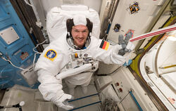  Alexander Gerst bereitet sich 2018 auf der ISS auf einen Ausstieg ins Weltall vor. Er wurde als erster deutscher Raumfahrer Kom