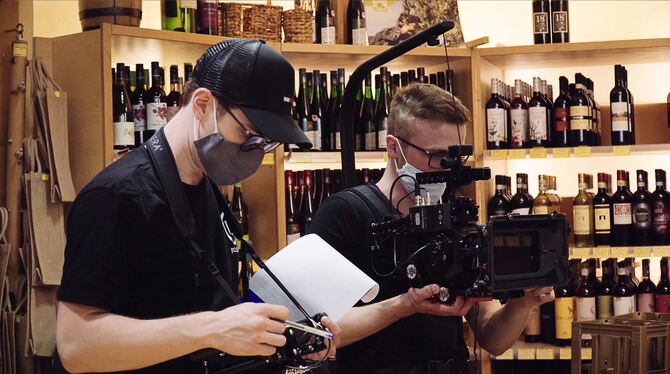 Filmemacher Zacharias Bürck (rechts) und Gabriel Lorenz bei der Aufnahme eines Werbefilms. FOTO: PRIVAT