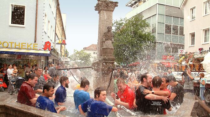Bis 2011 war der Gerberbrunnen in der unteren Wilhelmstraße Schauplatz der Gerbertaufe. ARCHIV-FOTO (2005): TRINKHAUS
