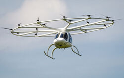  Autonome Flugtaxis wie dieser Volocopter sollen in naher Zukunft in Singapur zum Einsatz kommen.  FOTO: SCHMIDT/DPA 