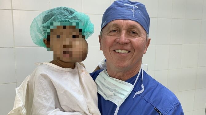 Dr. Herbert Bauer mit einem seiner Patienten. Ein Foto aus friedlicheren Zeiten. Dr. Herbert Bauer mit einem seiner Patienten. Ein Foto aus friedlicheren Zeiten.