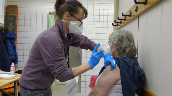 Nur ein kurzer Piks: Mitarbeiter in der Pflege gehören mit zu den ersten Geimpften in  Mariaberg.  FOTO: VEIT