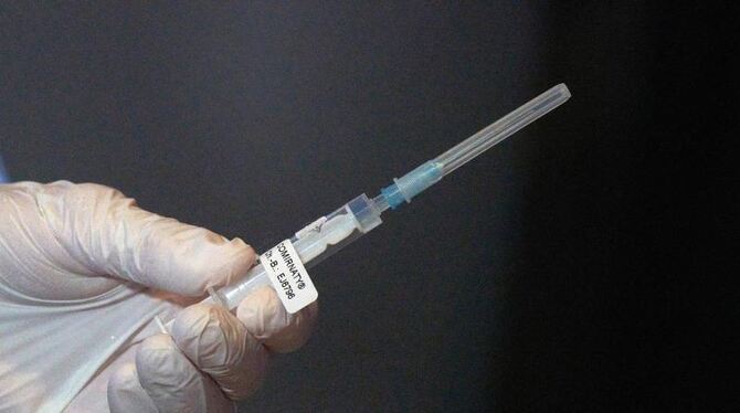 Eine Mitarbeiterin des Impfteams überprüft eine Spritze