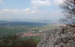 Blick ins Funkloch: Aussicht vom Grünen Fels oberhalb von Glems auf die Stadt Metzingen.  ARCHIVFOTO: PFISTERER