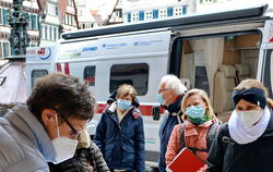  Christa Lucke (links) schult Betreuungspersonal im Corona-Schnelltest auf dem Tübinger Marktplatz. Auch in den umliegenden Geme