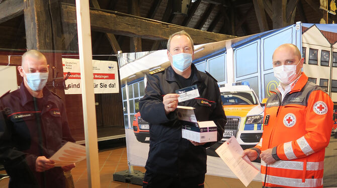 Feuerwehrkommandant Hartmut Holder aus Metzingen zeigt einen Coronatest in der Verpackung.