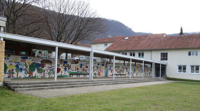 Über die kleine Grundschule in Glems wird seit Jahren diskutiert.  FOTO: OECHSNER