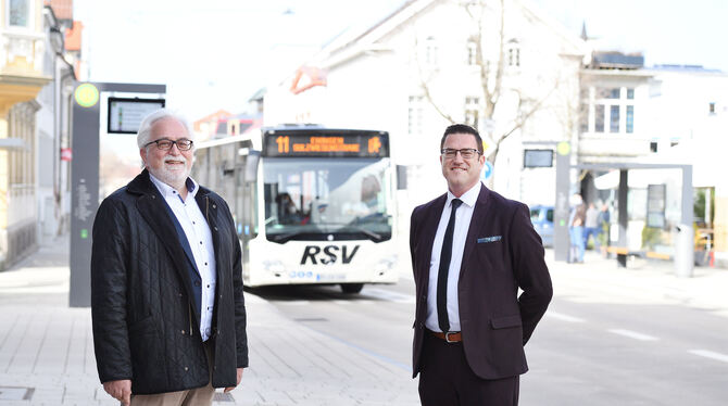 RSV-Geschäftsführer Wolfgang Tomek und Marketingchef Bernd Kugel (rechts) in der zur Busachse umgebauten Gartenstraße.  FOTO: PI