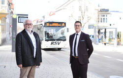 RSV-Geschäftsführer Wolfgang Tomek und Marketingchef Bernd Kugel (rechts) in der zur Busachse umgebauten Gartenstraße.  FOTO: PI
