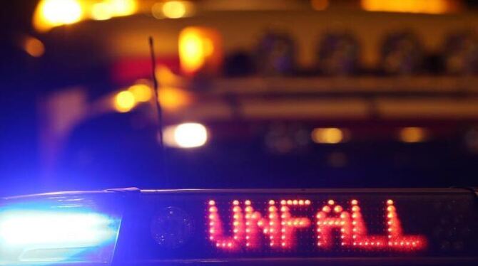 Ein Polizeiwagen steht mit Blaulicht an einer Unfallstelle