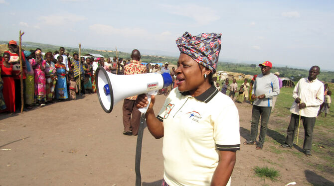 Difäm-Projektpartnerin Rose Mumbere, die in der Demokratischen Republik Kongo eine Krankenversicherung aufbaut, informiert Flüc