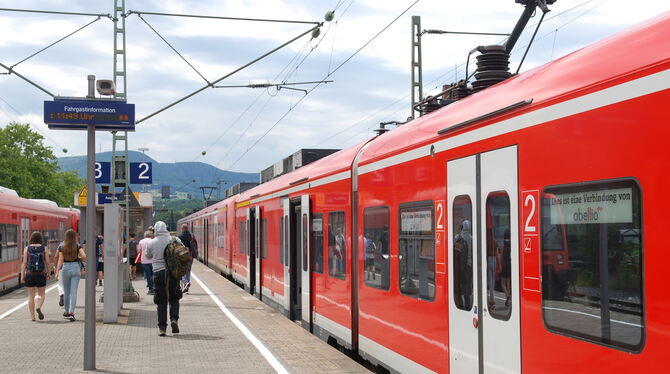Hier passt’s! In die Abellio-Ersatzzüge der Baureihe 425 geht’s vom Mittelbahnsteig höhengleich. Im Frühjahr werden diese Züge v