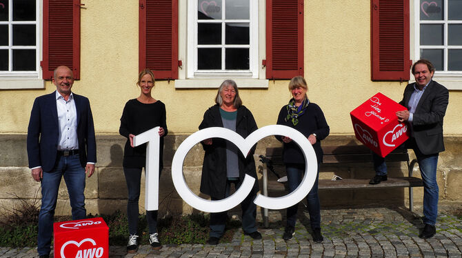 Die AWO feiert (von links): Ulrich Högel (Geschäftsführer), Heike Hein (Fachbereichsleitung), Uschi Kluck und Karin Holfter (bei