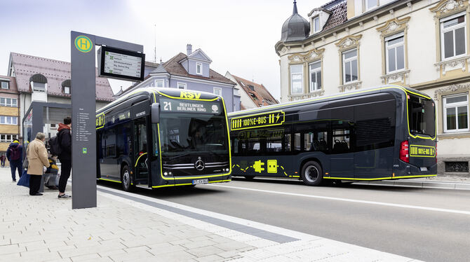 Zwei der vier RSV-Elektrobusse in der Gartenstraße. FOTO: RSV
