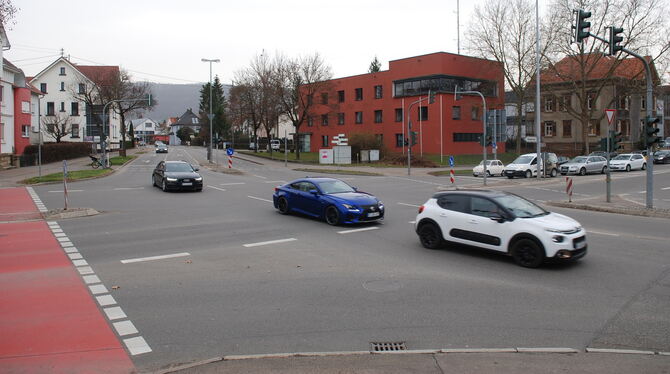 Auf der viel befahrenen Polizeikreuzung in Metzingen werden sich Auto- und Fahrradfahrer den Platz künftig teilen, die Radler be