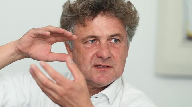 Frank Mentrup spricht während eines Interviews im Rathaus