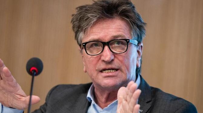 Manfred Lucha spricht bei einer Pressekonferenz Manfred Lucha spricht bei einer Pressekonferenz