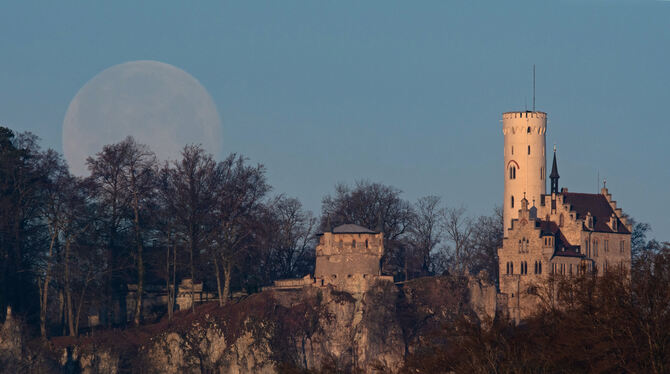 Dem Mond macht’s nichts, dass das Schloss Lichtenstein nicht im Biosphärengebiet liegt. Von einer Erweiterung der Gebietskulisse