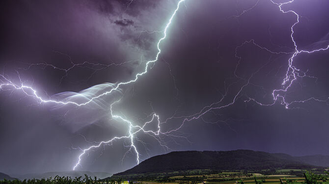 Potz Blitz, die Alb: Die Kraft von Wind und Unwettern lässt sich an der Alb besonders gut erleben. FOTO: MARTIN SCHUNACK