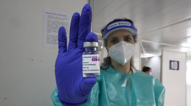 27.02.2021, Spanien, Palma: Eine Krankenschwester zeigt den AstraZeneca-Impfstoff, der in im »Covid Express«-Impfzentrum im Kran