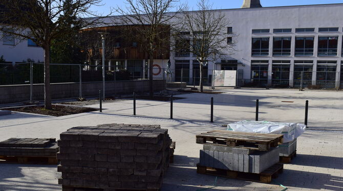 Der Rathausplatz in Wannweil ist noch immer von einem Bauzaun umgeben. Manche neuen Steine liegen schon. Andere lagern noch auf