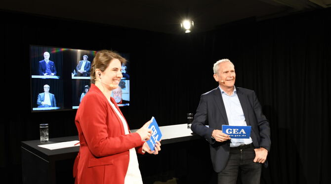 Politikredakteurin Karin Kiefhaber und Lokalchef Roland Hause moderieren den Abend, sehen die Kandidaten aber nur auf dem Bildsc