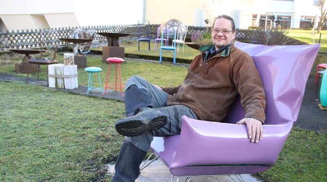 Finn Hamer hat den Garten voll mit knallbunten Sitzmöbeln. FOTO: OECHSNER