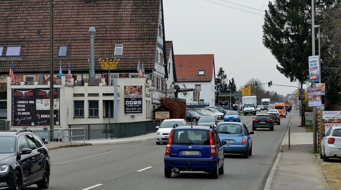 Die Krone in Ofterdingen (links) soll abgerissen werden.  FOTO: NIETHAMMER
