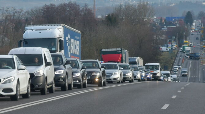 Die Belastung durch Lärm und Schadstoffe von täglich 25 000 Fahrzeugen will man in Ofterdingen nicht länger hinnehmen.  FOTO: ME