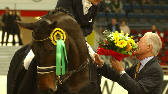 Gotthilf Riexinger (rechts, bei einer Siegerehrung mit Karen Betz) hat als Vorsitzender des Reitverein Reutlingen seine Pferdebe