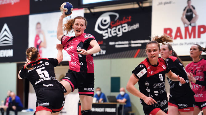 Handball-Nationalspielerin Maren Weigel (beim Wurf ) geht auch in der kommenden Saison für die TuS Metzingen auf Torjagd. Foto: