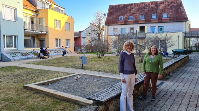 Haben eng zusammen gearbeitet: Helga Hock (links) und Karin Rudolf im Innenhof des Wohnparks Mitte in Münsingen.  FOTO: SCHRADE