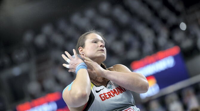 Stolz, dankbar und glücklich: Christina Schwanitz.  FOTO: SZYMANSKI/DPA