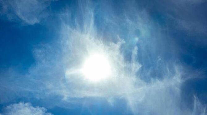 Die Sonne scheint am blauen Himmel