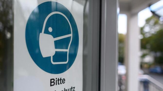 Ein Schild weist auf Mundschutzpflicht hin Ein Schild weist auf Mundschutzpflicht hin