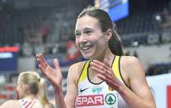 Völlig im Glück: die Tübingerin Hanna Klein nach ihrem dritten Platz im EM-Rennen über 1 500 Meter. Foto: Warzawa/dpa