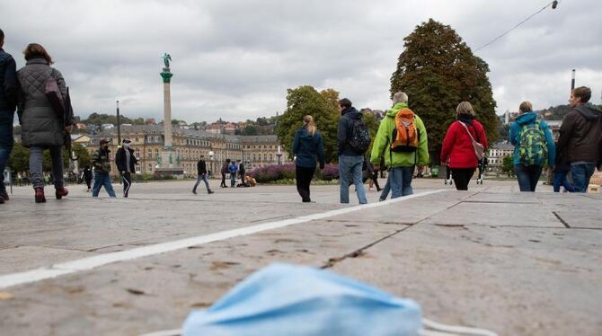 Mund-Nasen-Schutz auf Schlossplatz in Stuttgart Mund-Nasen-Schutz auf Schlossplatz in Stuttgart