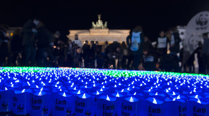 Eine Weltkugel aus LED-Lichtern leuchtet im März 2017 in Berlin anlässlich der internationalen Aktion »Earth Hour«. FOTO: DPA