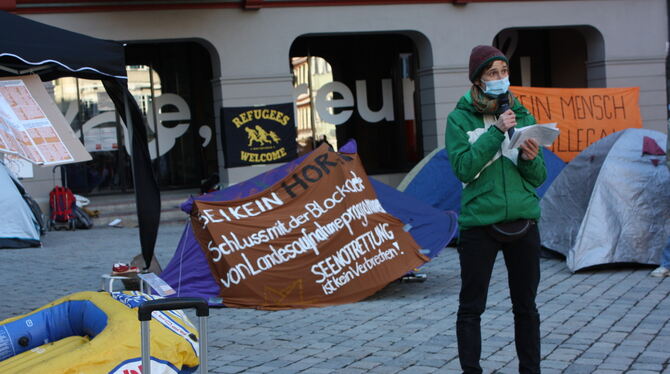 Zelte, Spruchbänder und ein Rettungsboot als Zeichen des Protestes. FOTO: STURM Zelte, Spruchbänder und ein Rettungsboot als Zeichen des Protestes. FOTO: STURM