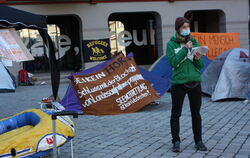 Zelte, Spruchbänder und ein Rettungsboot als Zeichen des Protestes.  FOTO: STURM