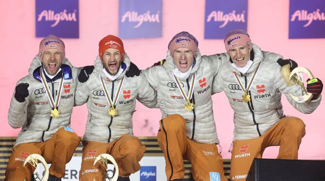 Oberstdorfer Gold-Helden: Pius Paschke, Markus Eisenbichler, Severin Freund und Karl Geiger (von links). FOTO: HILDENBRAND/DPA
