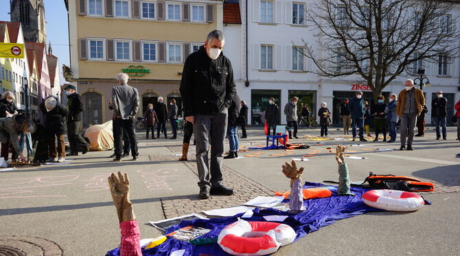 Die Aktion auf dem Marktplatz im Rahmen der Kampagne »Sicherer Hafen Baden-Württemberg« sorgte für Aufmerksamkeit. FOTO: LEIPOLD