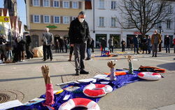 Die Aktion auf dem Marktplatz im Rahmen der Kampagne »Sicherer Hafen Baden-Württemberg« sorgte für Aufmerksamkeit. FOTO: LEIPOLD