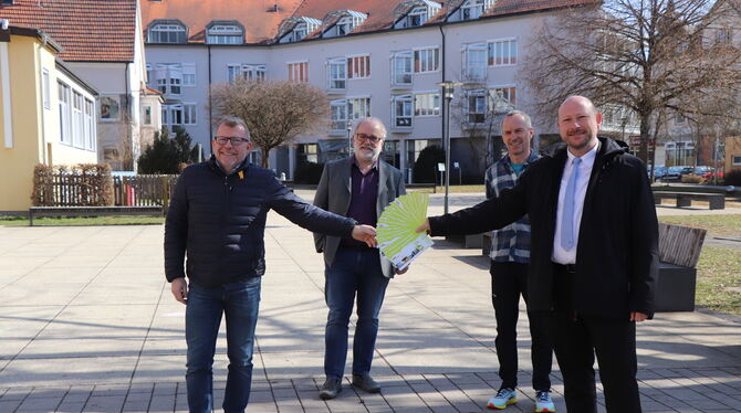 Stellen den Gutschein vor: Bürgermeister Mike Münzing (von links), Werner Beck, Jürgen Schwald und Christian Bückle.  FOTO: BLOC