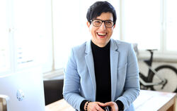 Smartphone in der Hand, E-Bike im Hintergrund – eine klare Botschaft: Die Metzinger Finanzbürgermeisterin Carmen Haberstroh präs